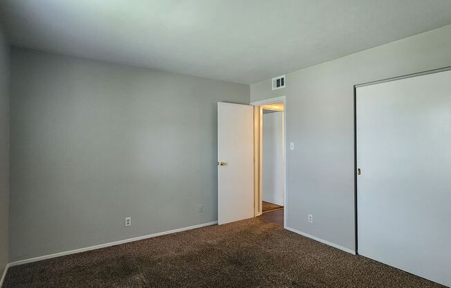 2 beds, 1 bath, 810 sqft, $999, Unit 9302 Aylesbury Dr #4