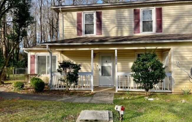 Adorable 3 bedroom 2 bath duplex, located on the East side of Charlotte