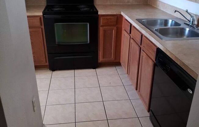 Awesome 2bed/1.5 bath townhouse in desirable town and country, water/sewer, basic cable and internet included!