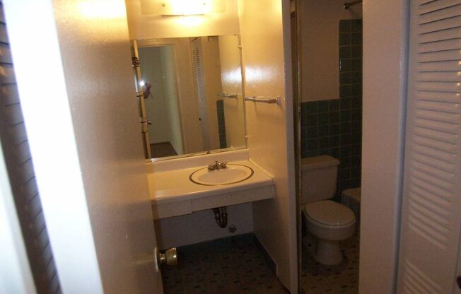 Foggy Bottom Spacious Studio, Utilities Included!!!(922 24th Street, N.W. #201 WDC)