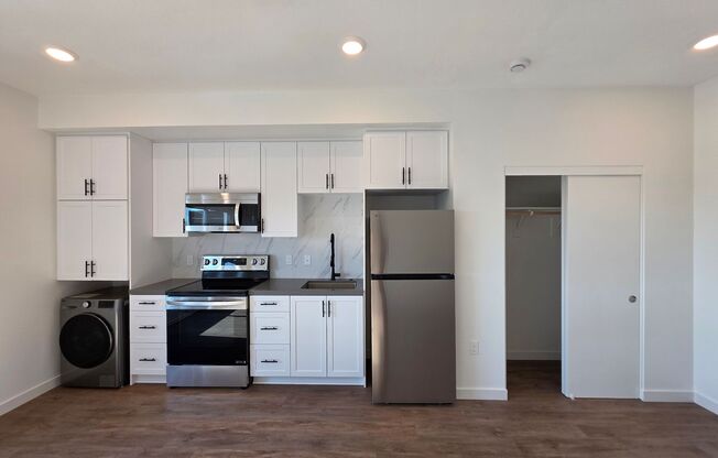 Studio, 1 bath, 327 sqft, $1,855, Unit 405