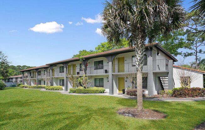Lush Green Landscape at The Oasis Apartments, Daytona Beach, Florida