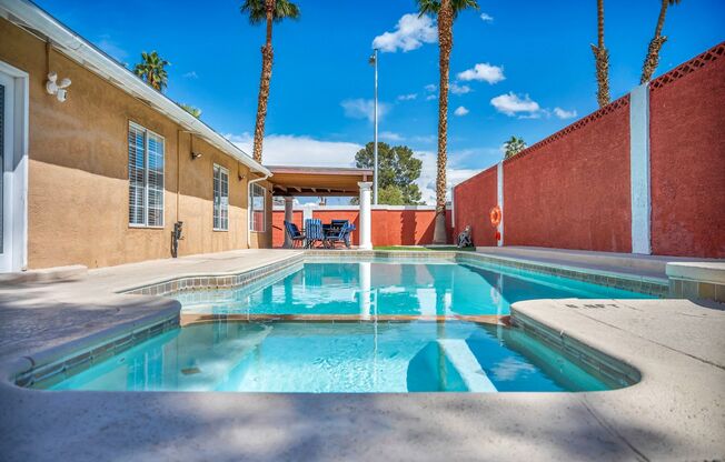 3 Bed FULLY FURNISHED Pool Home