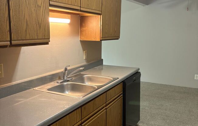 2 beds, 1 bath, 850 sqft, $1,050, Unit #22