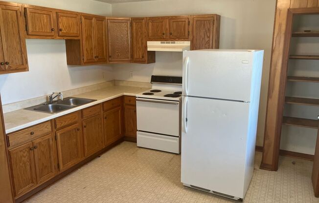 2 beds, 1 bath, $700, Unit 1