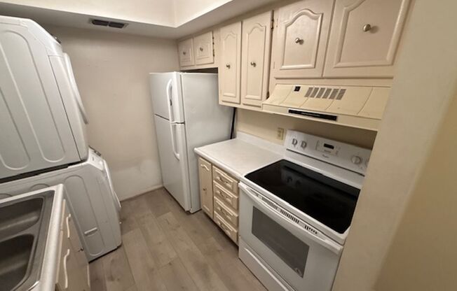 1 Bedroom/1 Bathroom 2nd Floor Condo at Sandlewood Villas AVAILABLE NOW! First FULL month's rent free!