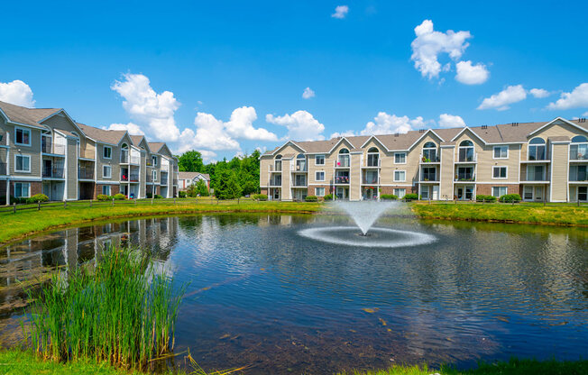 Ponds with Fountains at Trillium Pointe Apartment Homes, Jackson, MI