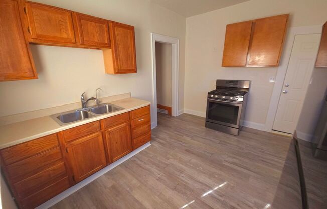 2 beds, 1 bath, 1,087 sqft, $1,100