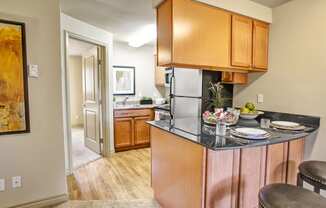 Colonial Square Dining and Kitchen Apartments in Bellevue, WA