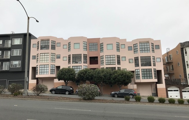 Studio w/Amazing Views, Walk-in Closet, Parking, Laundry On Site, A Must See!