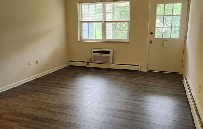 2 beds, 1 bath, 878 sqft, $1,305, Unit WY30002