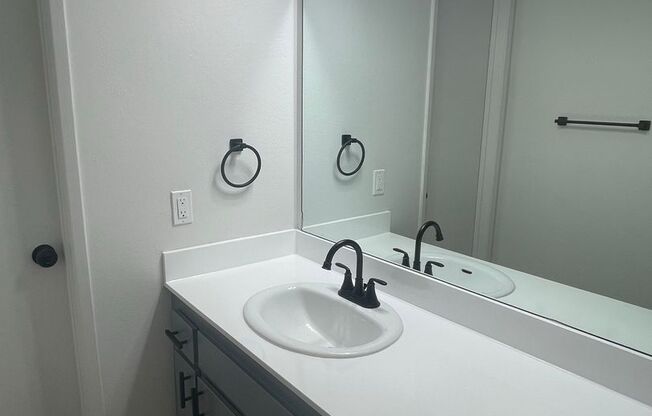 1 bed, 1 bath, 696 sqft, $1,950, Unit 17