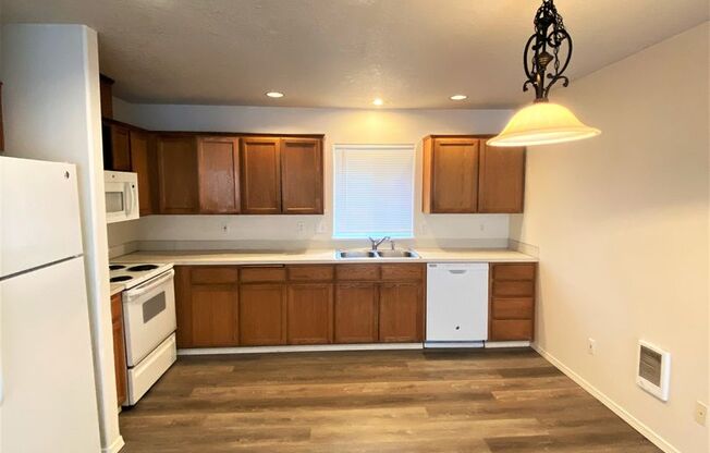 2 beds, 1 bath, $1,695, Unit 14553