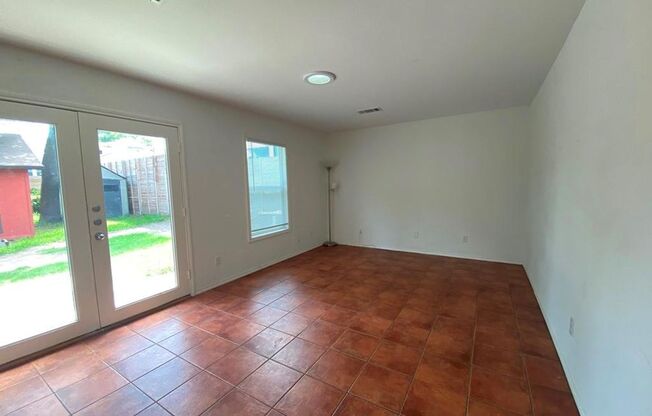 Main house 3/1 + updated 1 bd/full bath cottage!