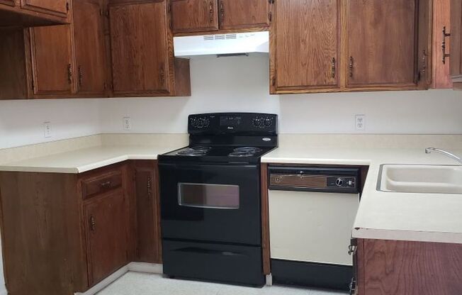 2 beds, 1 bath, $1,095, Unit 03