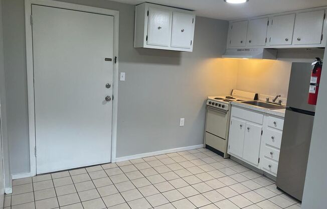 Studio, 1 bath, 700 sqft, $850, Unit A4