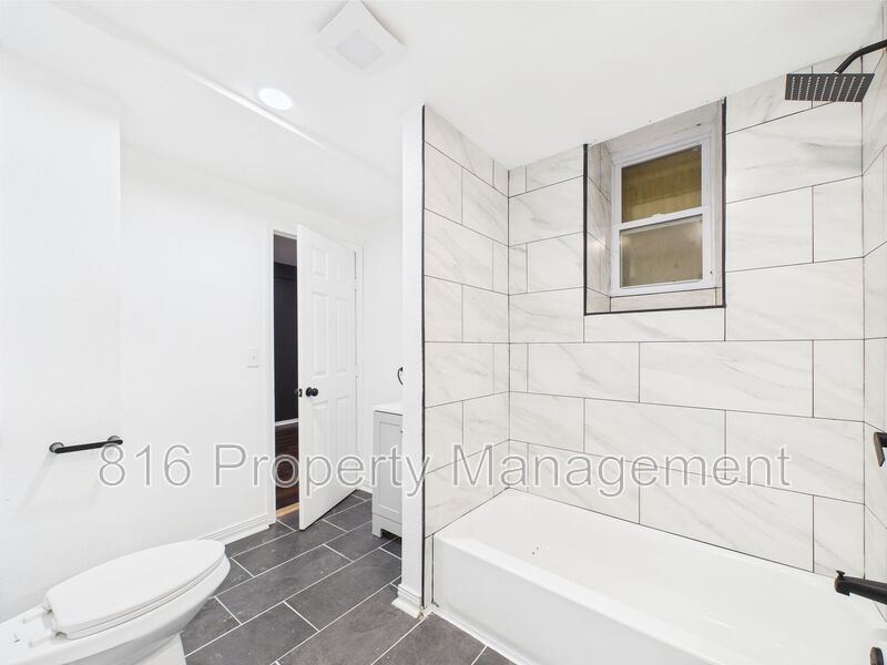 1110 E 40 ST
