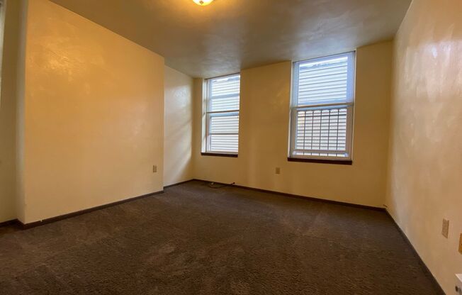 Stunning Two Bedroom in Oakland! Super Spacious! Call Today!