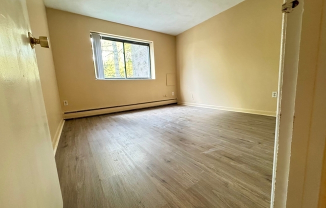 2 beds, 1 bath, 1,020 sqft, $2,300, Unit E112