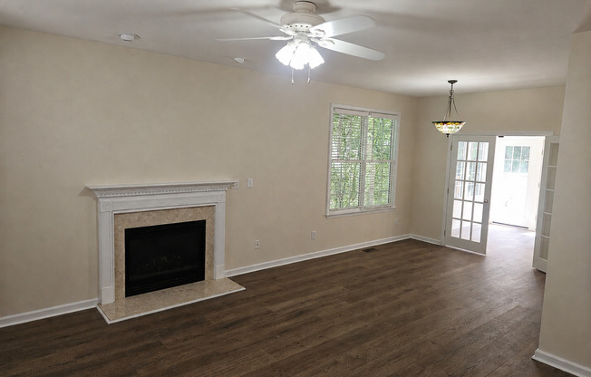 Incredible end unit townhome!! 3br/2.5ba, sunroom, great schools!! Available Now!