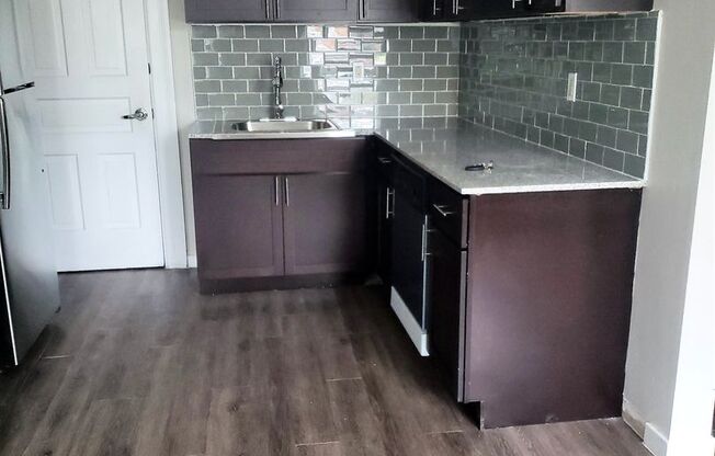 *** Amazing Shadyside Location * Beautiful Apartment Available Now * Walk to Ellsworth & Walnut St. * Renovated ***