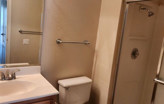 2bdrm 2bath 1050 SqFt, Carmel Mtn 2nd floor, new LVP Flooring
