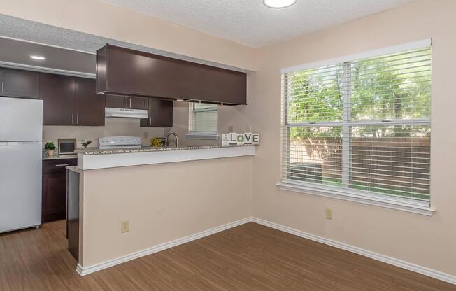 2 beds, 1 bath, 719 sqft, $1,399
