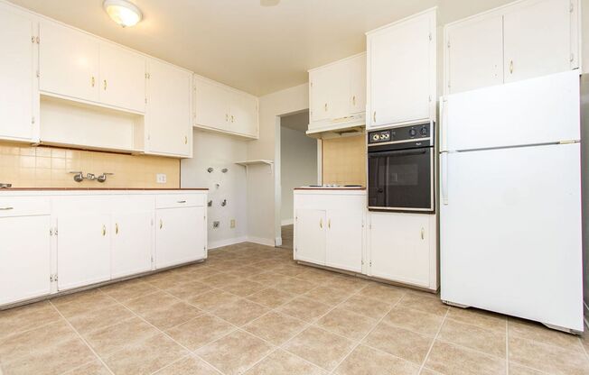 2 beds, 1 bath, $1,600, Unit C