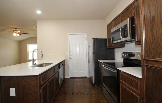 3 beds, 2 baths, $1,395, Unit Unit B