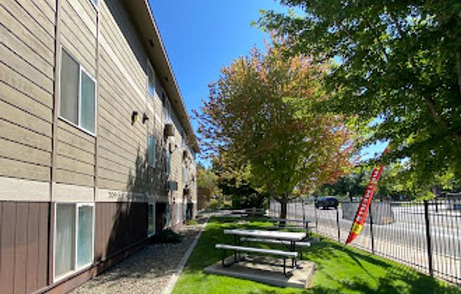 2 beds, 1 bath, $1,125, Unit 05
