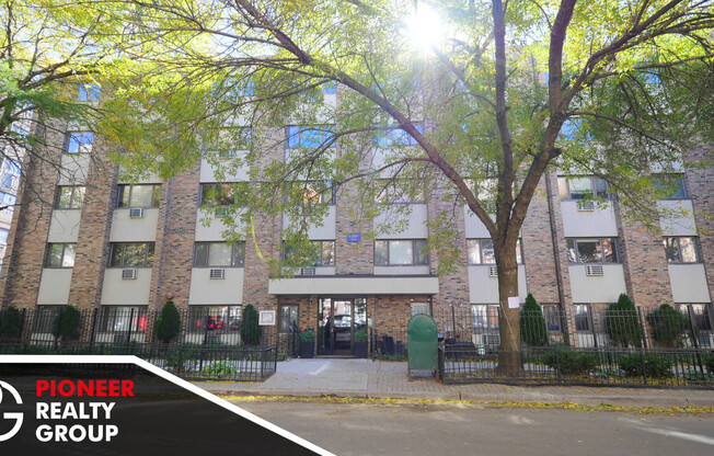 625 W Wrightwood 202