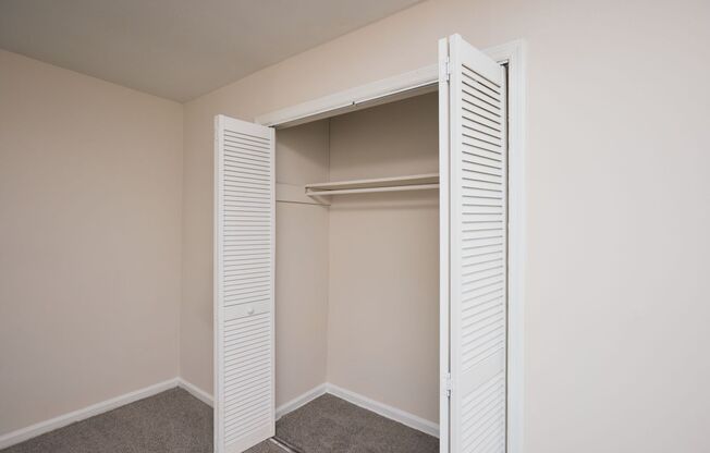 2 beds, 1 bath, $1,050, Unit 2157 Lenox Rd C7