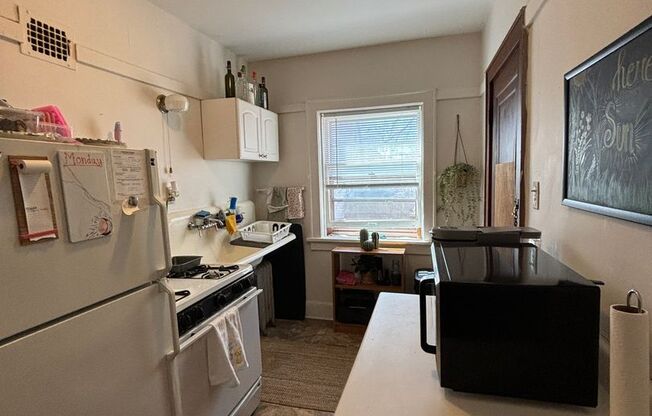 2 beds, 1 bath, 1,100 sqft, $1,225, Unit 10
