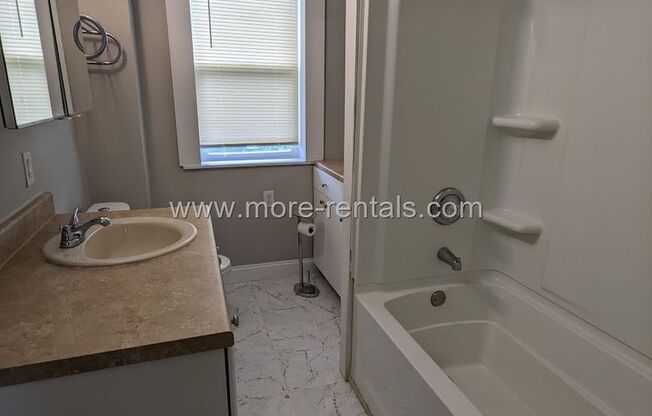 2 beds, 1 bath, 940 sqft, $1,095, Unit 940 Fulton St