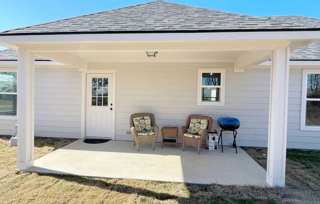 Furnished with all furniture/Move in ready /Close to Hospital and college/8 mins to Choctaw Casino/Half Acre Lot/Open floor plan/Paved street/Quiet neighborhood