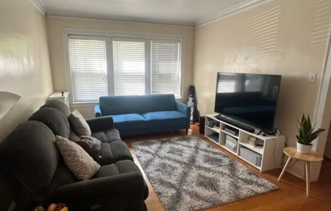 Walk to Warren Park! 2416-2418 W North Shore Apartment Available!