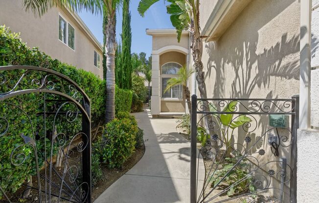 Gorgeous 3BD 2-Story Home in the Sorrento Community in Porter Ranch!