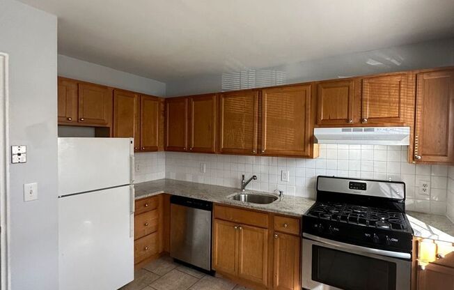 2 beds, 1 bath, 825 sqft, $2,250, Unit S041