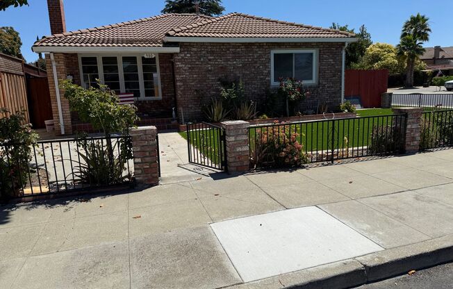 SINGLE STORY DOLL HOUSE ON CORNER LOT...3 BED/2BA WITH LAUNDRY ROOM