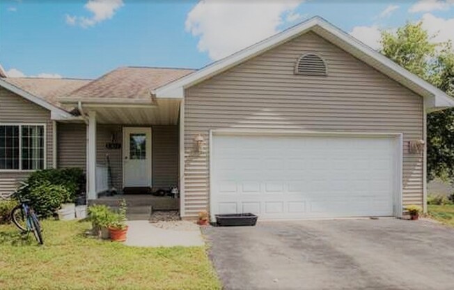 Huge 3BR/3ba Duplex on West Side of Eau Claire