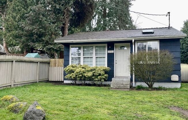 Charming and bright 3 bedroom in Haller Lake