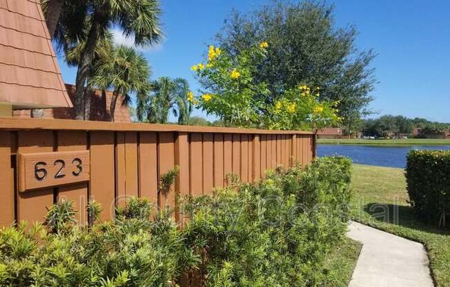 623 BUTTONWOOD LN