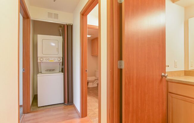 3 beds, 2 baths, $2,400, Unit 208