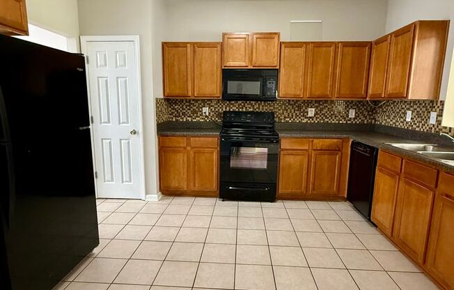 Great Oakwood Location- 3 bedroom, 2.5 bath townhome