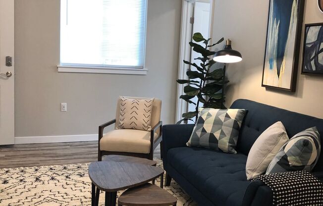 LOCATION LOCATION LOCATION! 2ND FLR Modern Living in S. Tacoma!