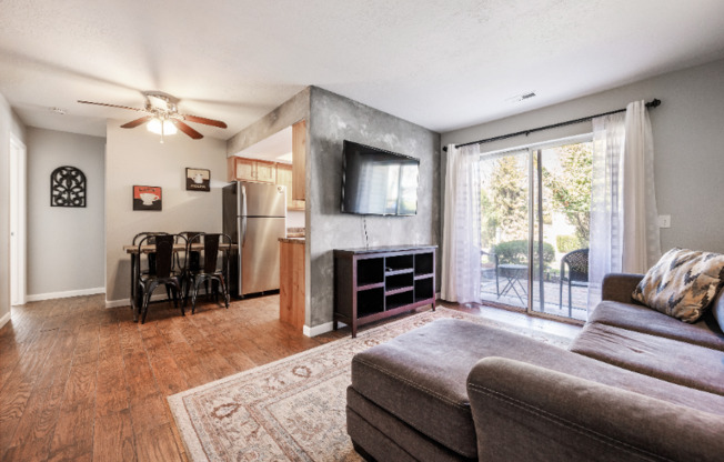 1030 E QUAIL VIS CT