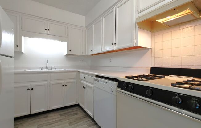 1 bed, 1 bath, 700 sqft, $850, Unit Unit 136