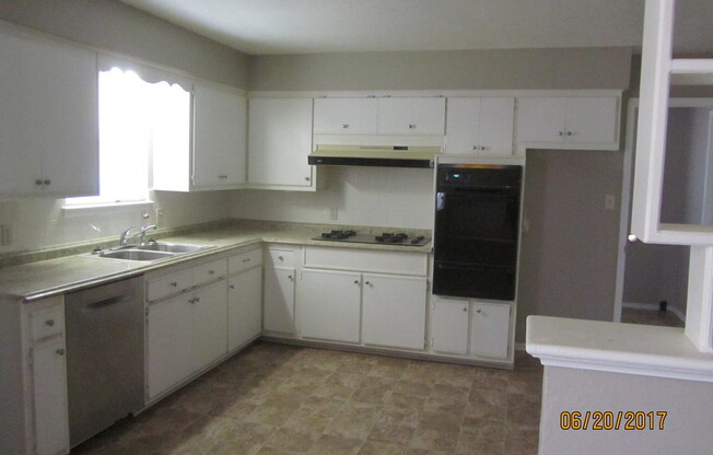 Amazing 3-bed 2-bath Rental in Midwest City - Oklahoma City