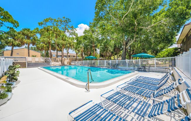 HUGE Renovated Townhome - Private Laundry & Pool