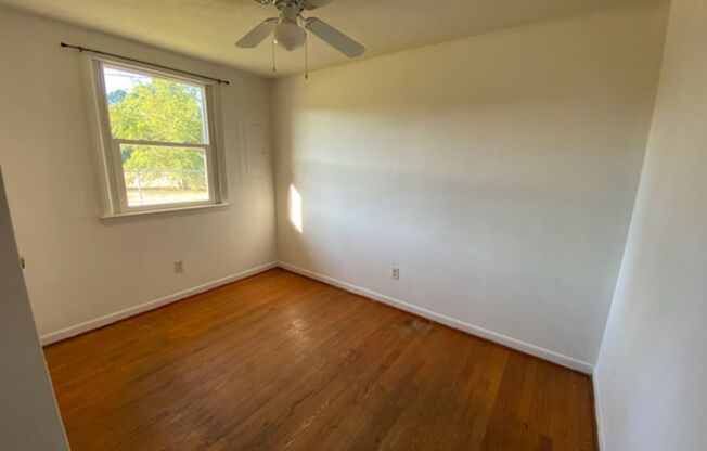 2 beds, 1 bath, $930